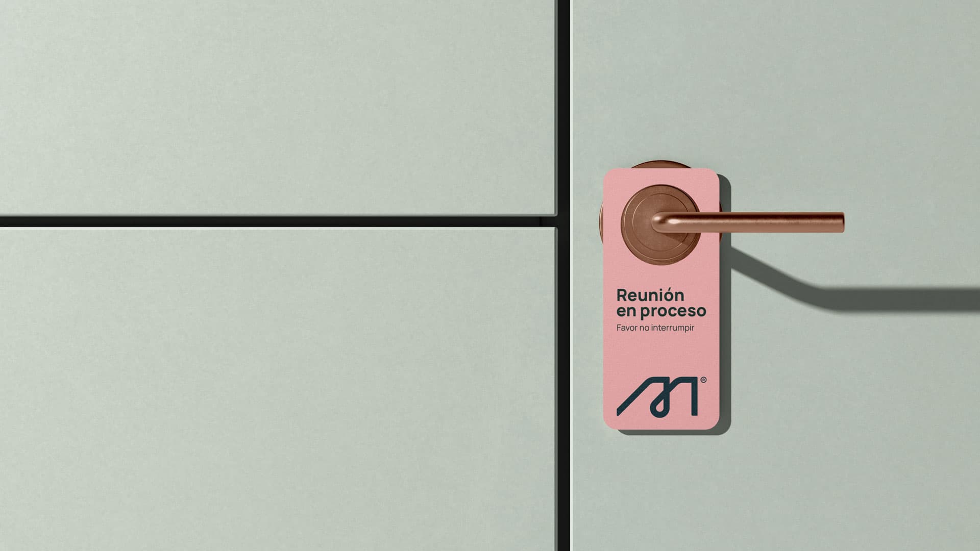 Susana Méndez. A door hanger reading "Reunión en proceso" with the M mark.