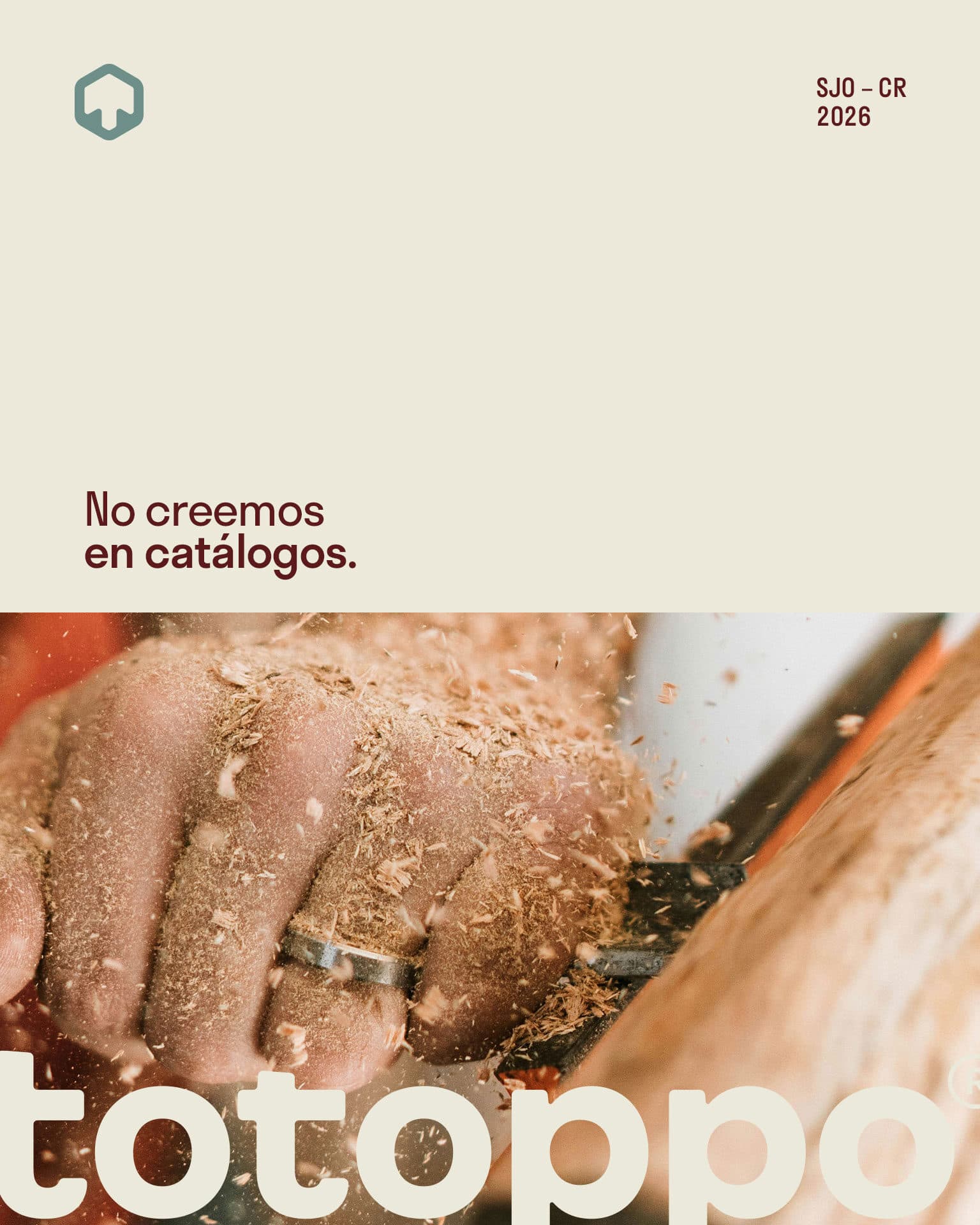 Totoppo. A presentation cover reading "No creemos en catálogos," over a close up of a hand carving wood.